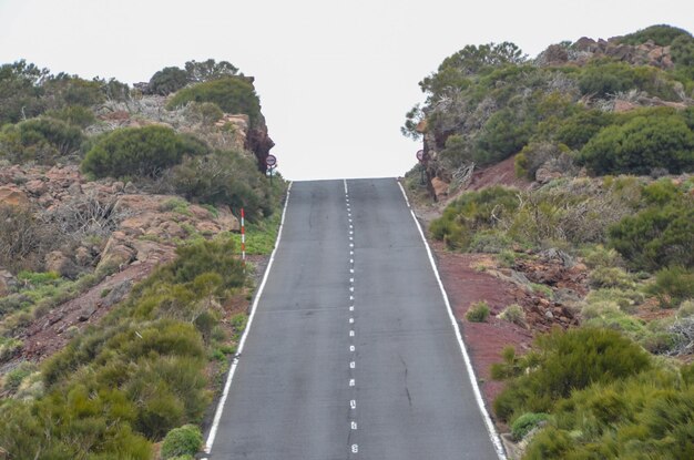 Foto carretera en día nublado en el parque nacional el teide