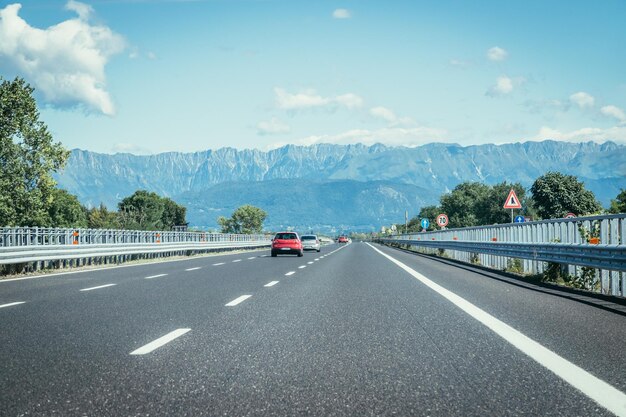 Carretera en un día soleado de verano viajando