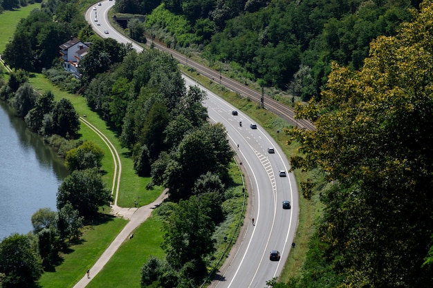 Carretera de dos carriles sinuosa de alta velocidad en el contexto de la naturaleza magnífica