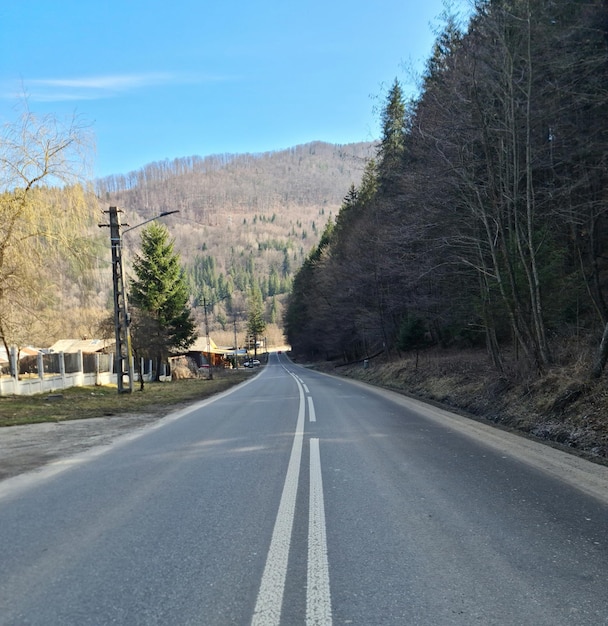 Una carretera con dos líneas blancas y un cielo azul de fondo