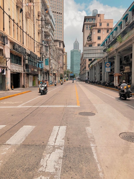 Foto carretera entre edificios en la ciudad