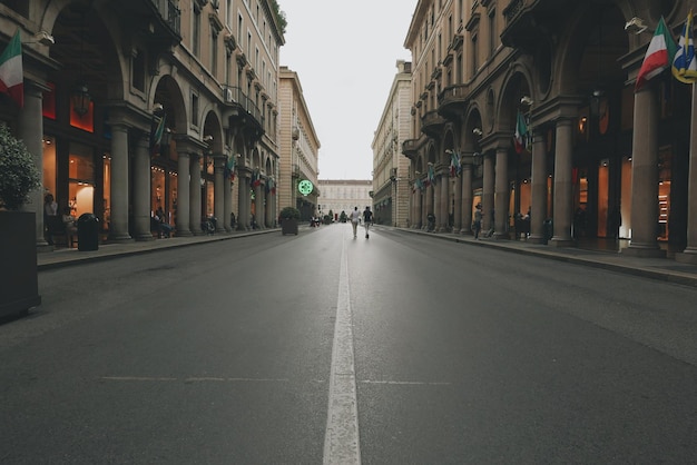 Carretera entre edificios en la ciudad