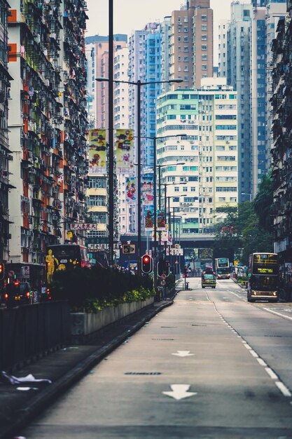 Carretera entre edificios en la ciudad