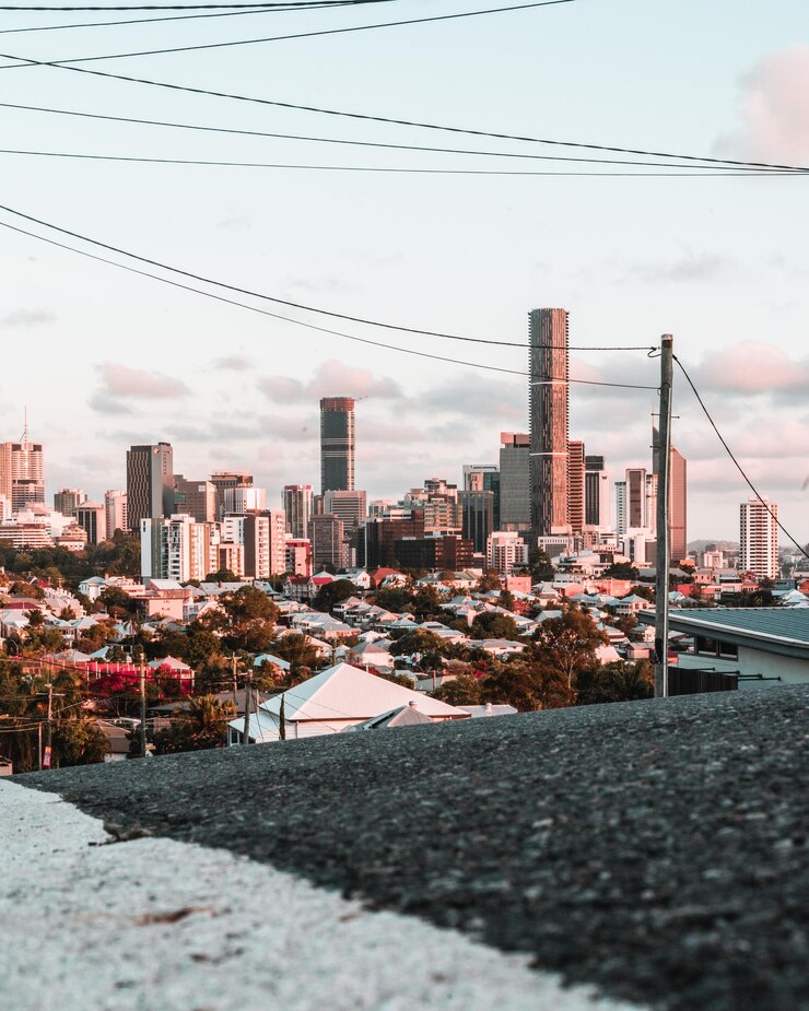 Foto carretera por edificios contra el cielo en la ciudad