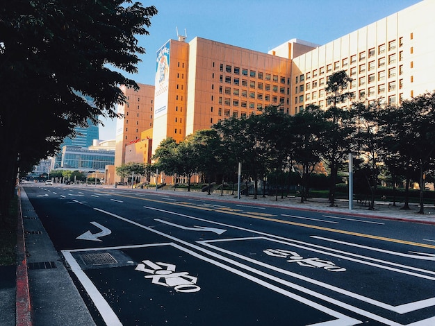 Carretera por edificios contra el cielo en la ciudad