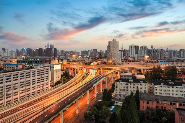 Carretera elevada de Shanghái al atardecer vista moderna del tráfico de la ciudad