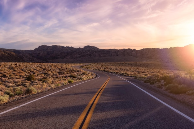 Carretera escénica en el cielo del atardecer del paisaje de montaña