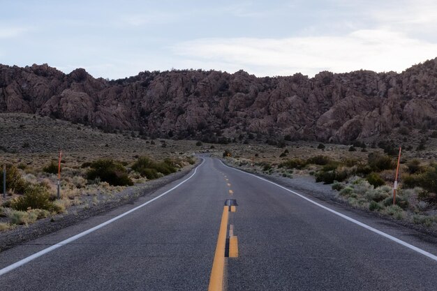 Carretera escénica en el cielo del atardecer del paisaje de montaña