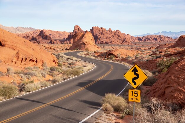 Carretera escénica en el desierto durante un amanecer nublado