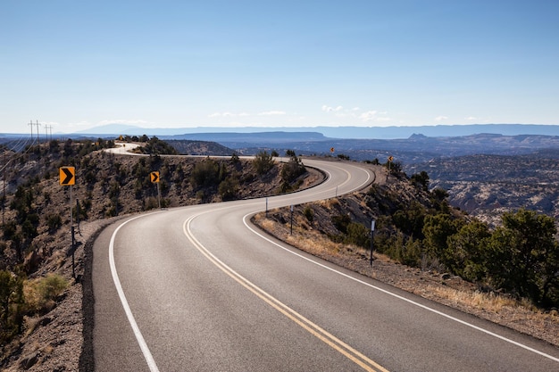 Foto carretera escénica en el desierto durante un vibrante día soleado