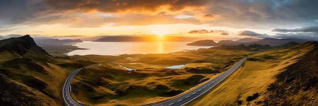 Carretera escénica en Islandia hermosa naturaleza paisaje panorama aéreo montañas y costa al atardecer