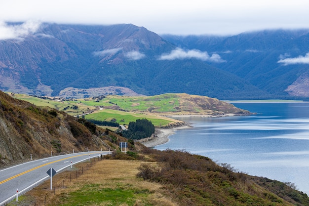 Carretera escénica con el lago Hawea y las montañas Wanaka, Isla del Sur, Nueva Zelanda