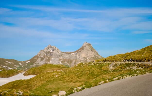 Carretera escénica en las montañas de Montenegro