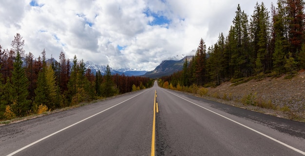 Carretera escénica en las Montañas Rocosas canadienses durante la temporada de otoño