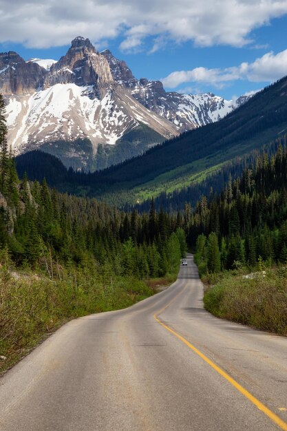 Carretera escénica en las Montañas Rocosas canadienses durante un vibrante día soleado de verano