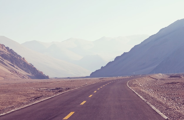 Carretera escénica en las montañas.