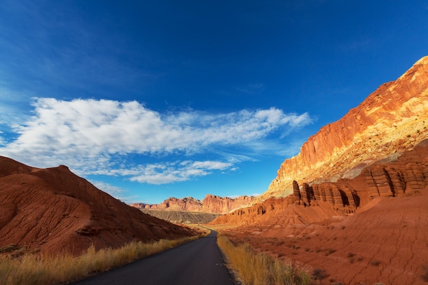 Carretera escénica en las montañas.