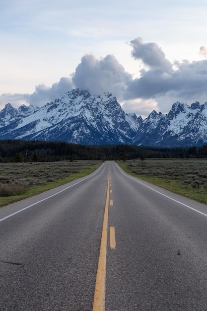 Carretera escénica rodeada de montañas y árboles en el paisaje americano.