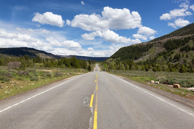 Carretera escénica rodeada de montañas y árboles.