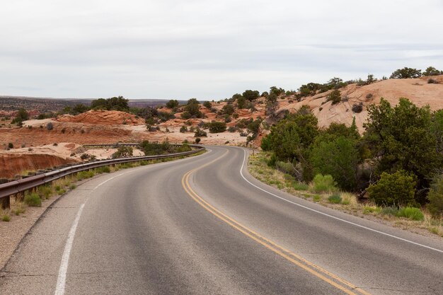 Carretera escénica rodeada de montañas de roca roja en el desierto