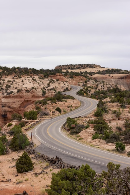 Carretera escénica rodeada de montañas de roca roja en el desierto