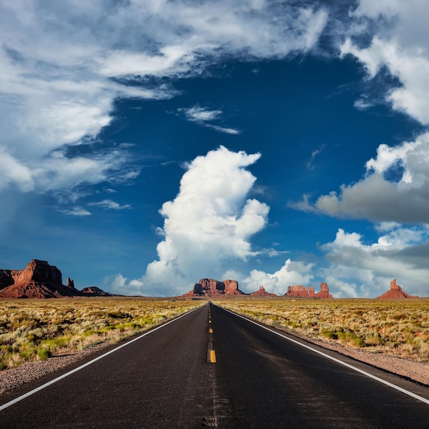 Carretera escénica vacía en Monument Valley
