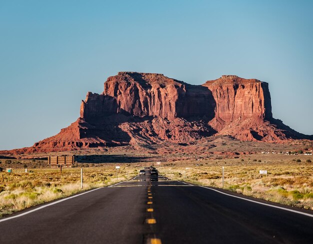 Carretera escénica vacía en Monument Valley