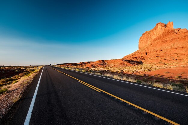Carretera escénica vacía en Monument Valley