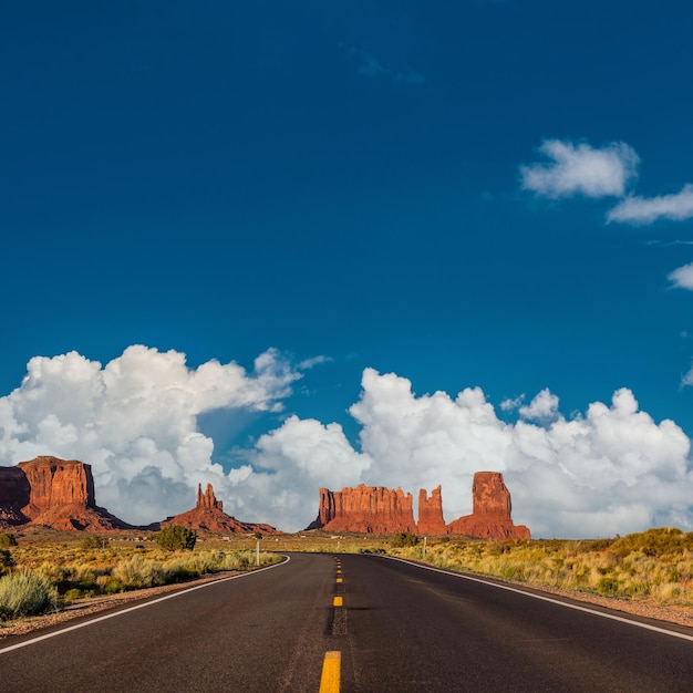 Foto carretera escénica vacía en monument valley