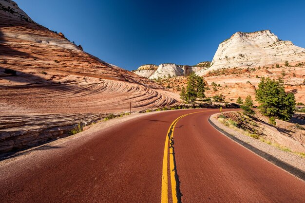 Carretera escénica vacía en Utah