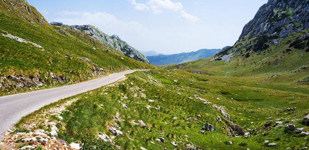 Carretera escénica con vista a las montañas en el parque nacional durmitor en montenegro increíble naturaleza balcánica en