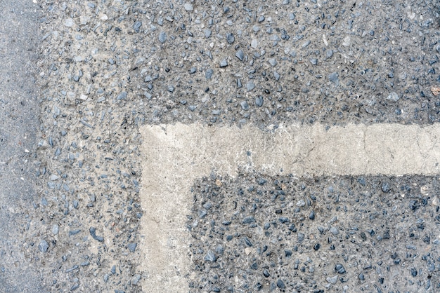 Carretera exterior con línea blanca marcada en la textura del lado derecho.