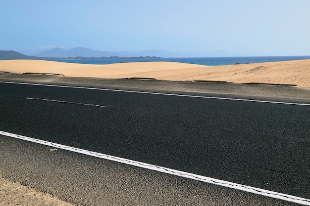 Carretera con hermosas vistas de la playa y cruza las dunas.