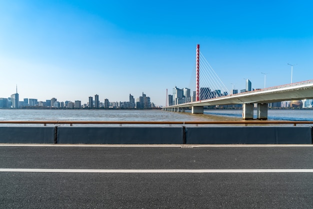 Carretera y horizonte de edificios de la ciudad moderna de Hangzhou