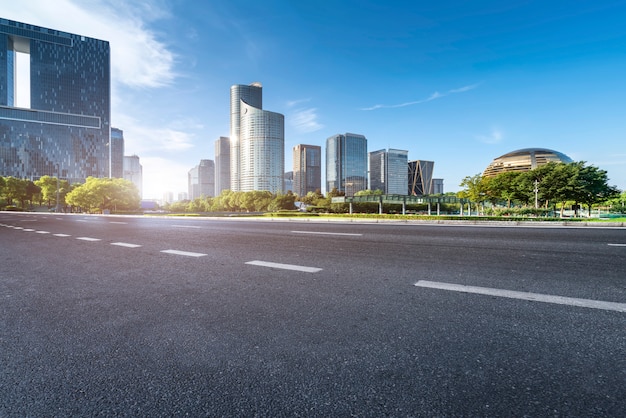 Carretera y horizonte urbano moderno del paisaje arquitectónico