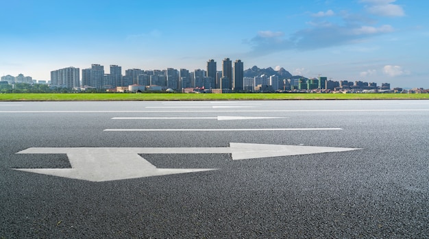 Carretera y horizonte urbano moderno del paisaje arquitectónico