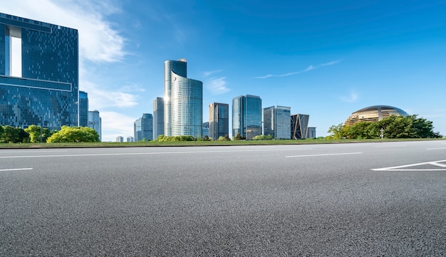 Carretera y horizonte urbano moderno del paisaje arquitectónico