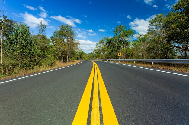 Carretera de hormigón con montañas y cielo