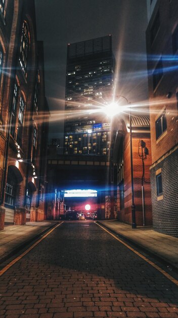 Foto carretera iluminada en la ciudad por la noche