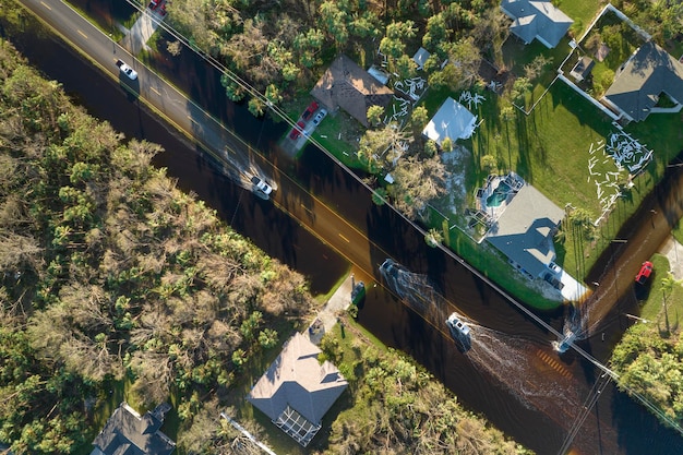 Foto carretera inundada en florida después de fuertes lluvias de huracán vista aérea de coches de evacuación y casas rodeadas de agua en un área residencial suburbana