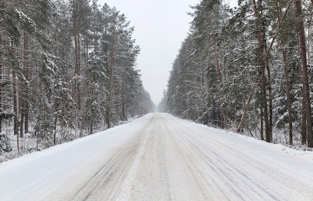 Carretera de invierno para conducir automóviles en invierno, cubierta de nieve después de las nevadas