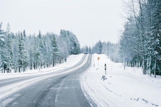 Carretera en invierno cubierto de nieve Laponia, Rovaniemi, Finlandia