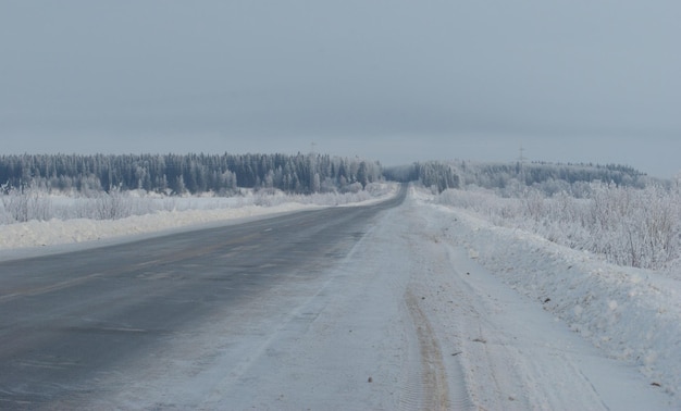 Carretera de invierno en un día helado. Siberia Occidental. Rusia