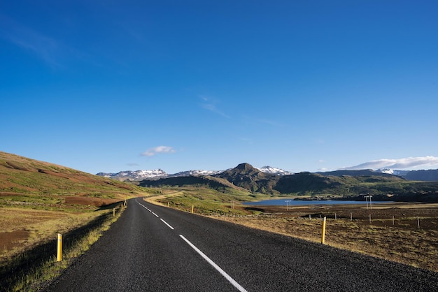 Carretera en Islandia con vista a la montaña