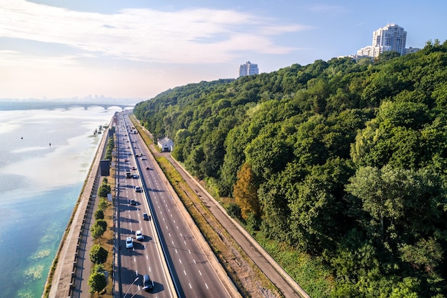 Carretera junto al río en kiev, ucrania