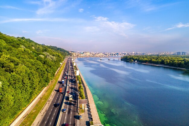 Carretera junto al río en kiev, ucrania