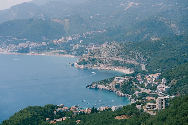 La carretera a lo largo de la costa de la costa adriática de montenegro a través de las ciudades przno kamenovo