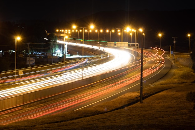 Foto carretera con luces de vehículos