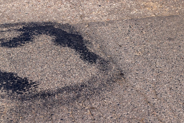 Una carretera con manchas de aceite en la superficie