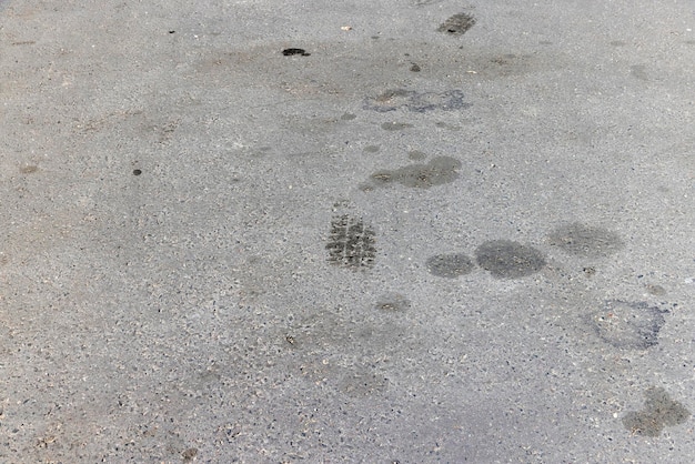 Una carretera con manchas de aceite en la superficie